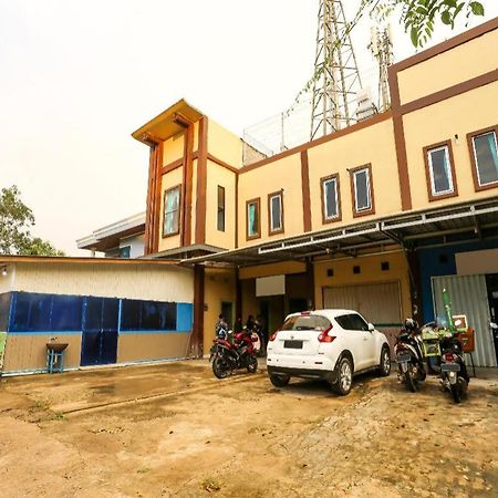 Oyo 90825 Hotel Lizha 2 Samarinda Kültér fotó