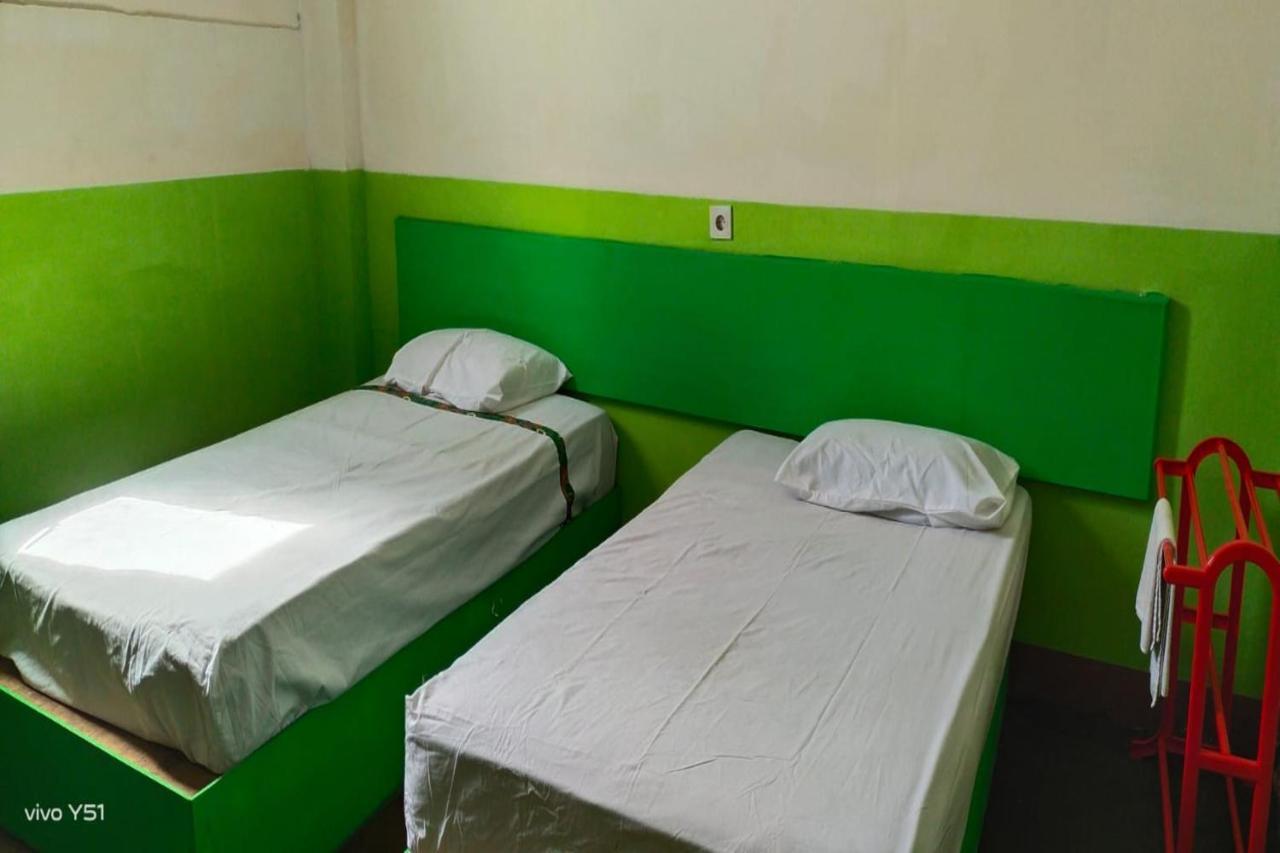 Oyo 90825 Hotel Lizha 2 Samarinda Kültér fotó