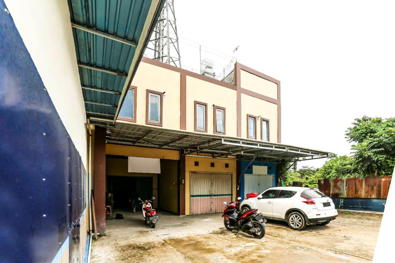 Oyo 90825 Hotel Lizha 2 Samarinda Kültér fotó