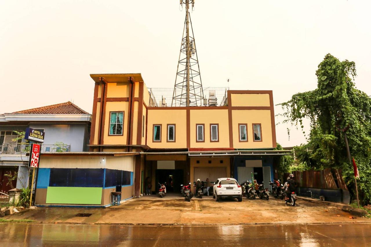 Oyo 90825 Hotel Lizha 2 Samarinda Kültér fotó
