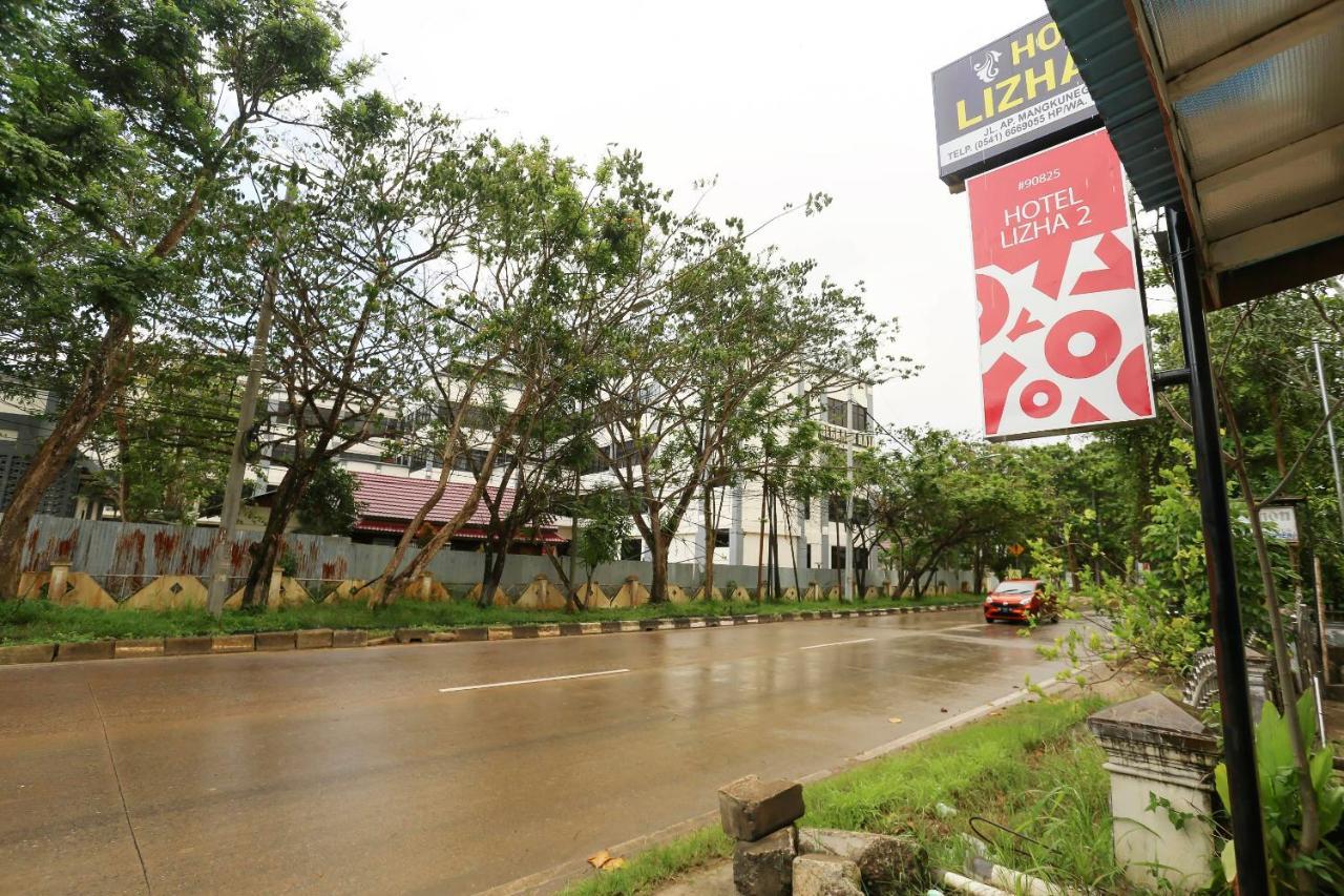 Oyo 90825 Hotel Lizha 2 Samarinda Kültér fotó