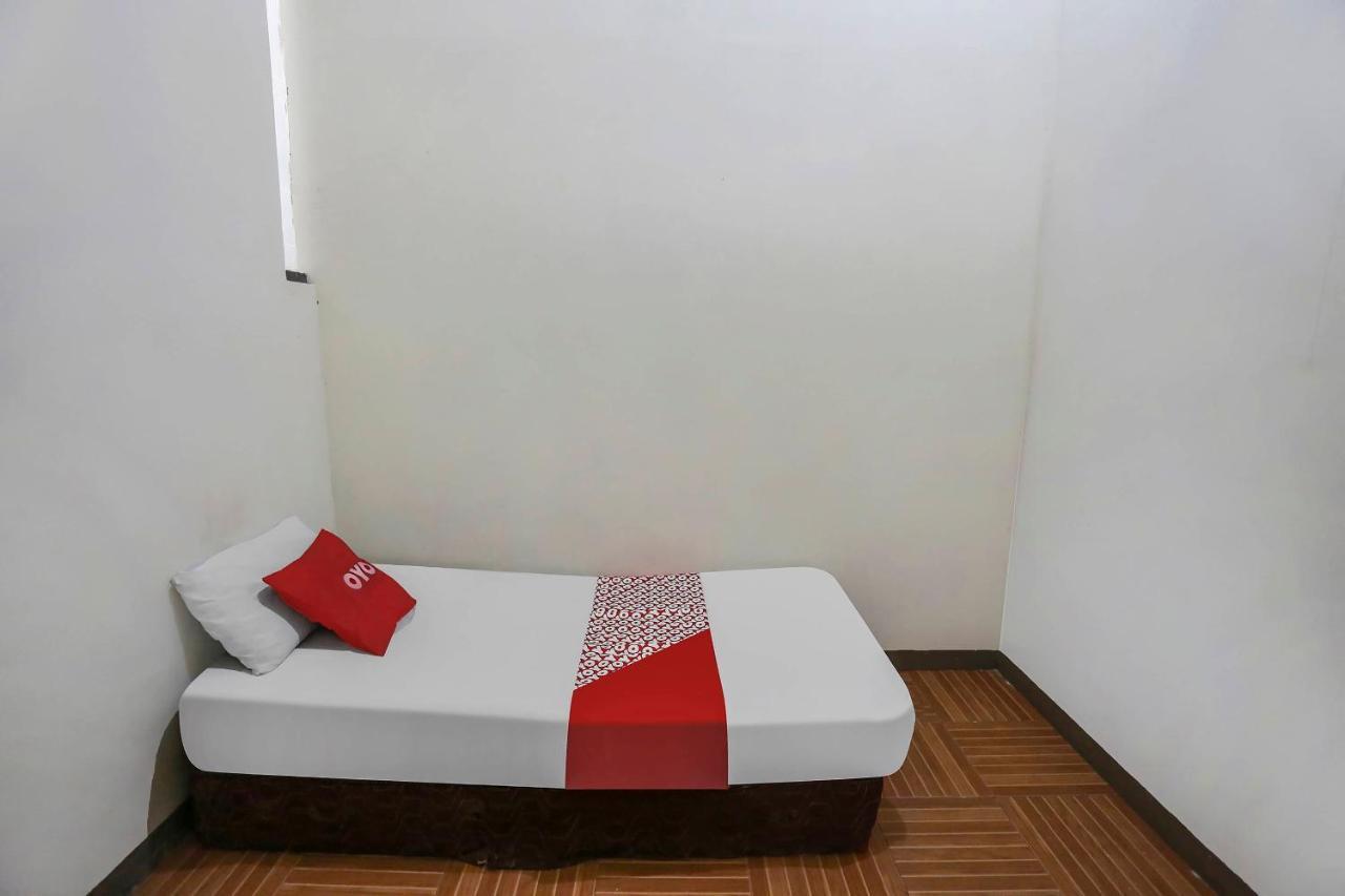 Oyo 90825 Hotel Lizha 2 Samarinda Kültér fotó