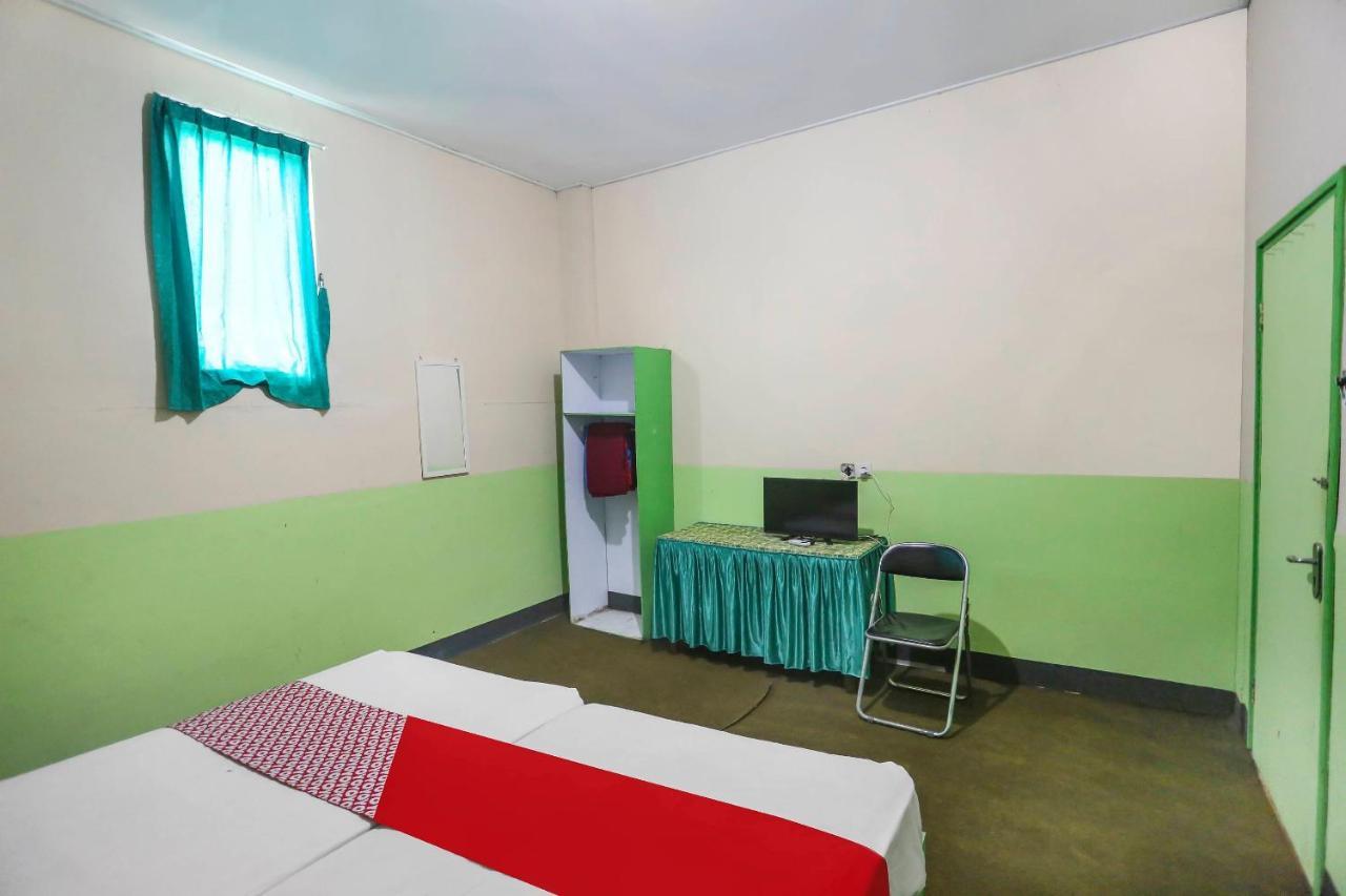Oyo 90825 Hotel Lizha 2 Samarinda Kültér fotó