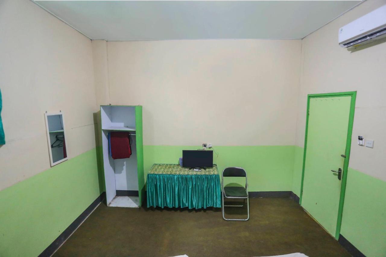 Oyo 90825 Hotel Lizha 2 Samarinda Kültér fotó