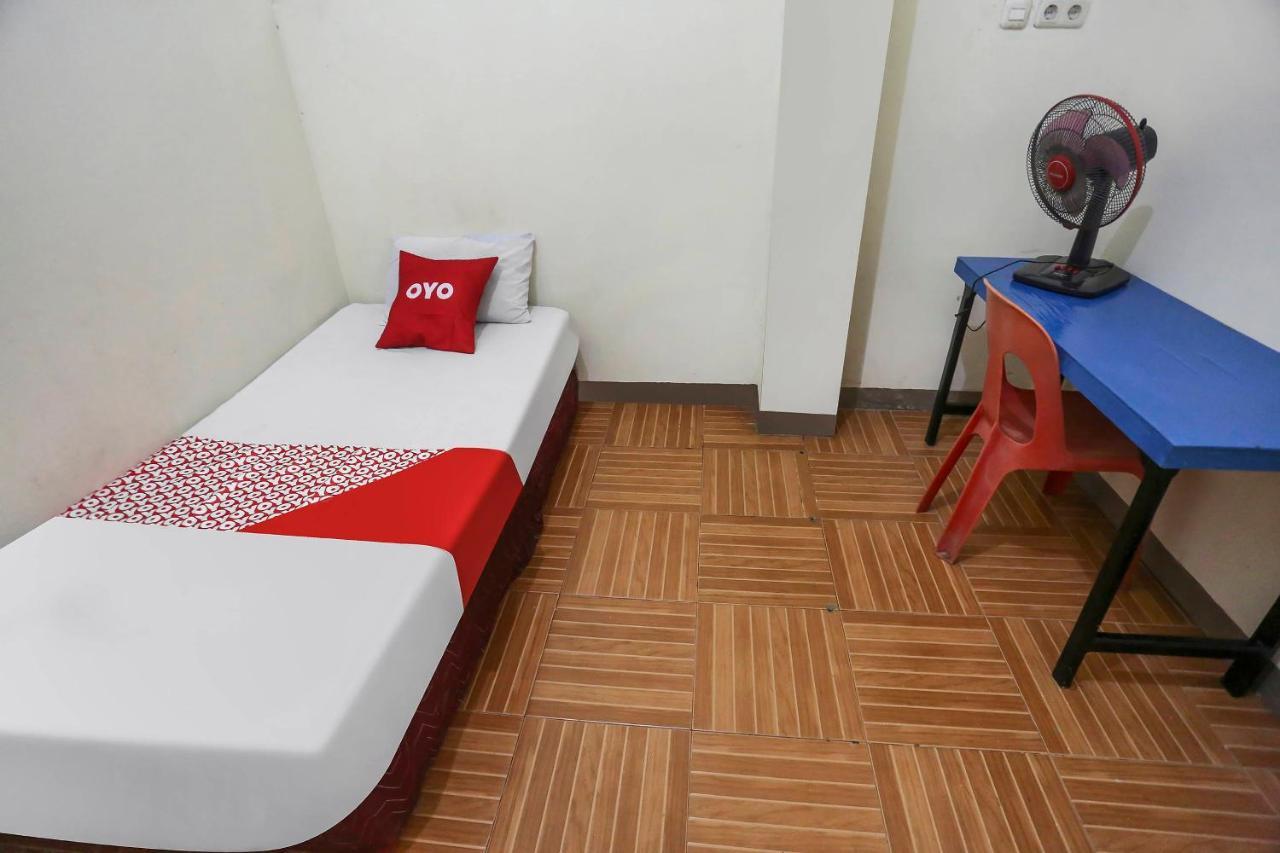 Oyo 90825 Hotel Lizha 2 Samarinda Kültér fotó