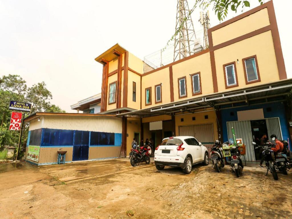 Oyo 90825 Hotel Lizha 2 Samarinda Kültér fotó