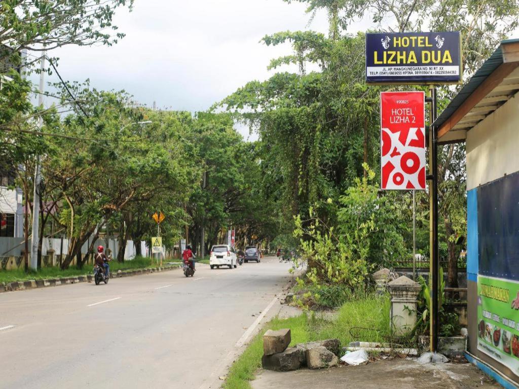 Oyo 90825 Hotel Lizha 2 Samarinda Kültér fotó