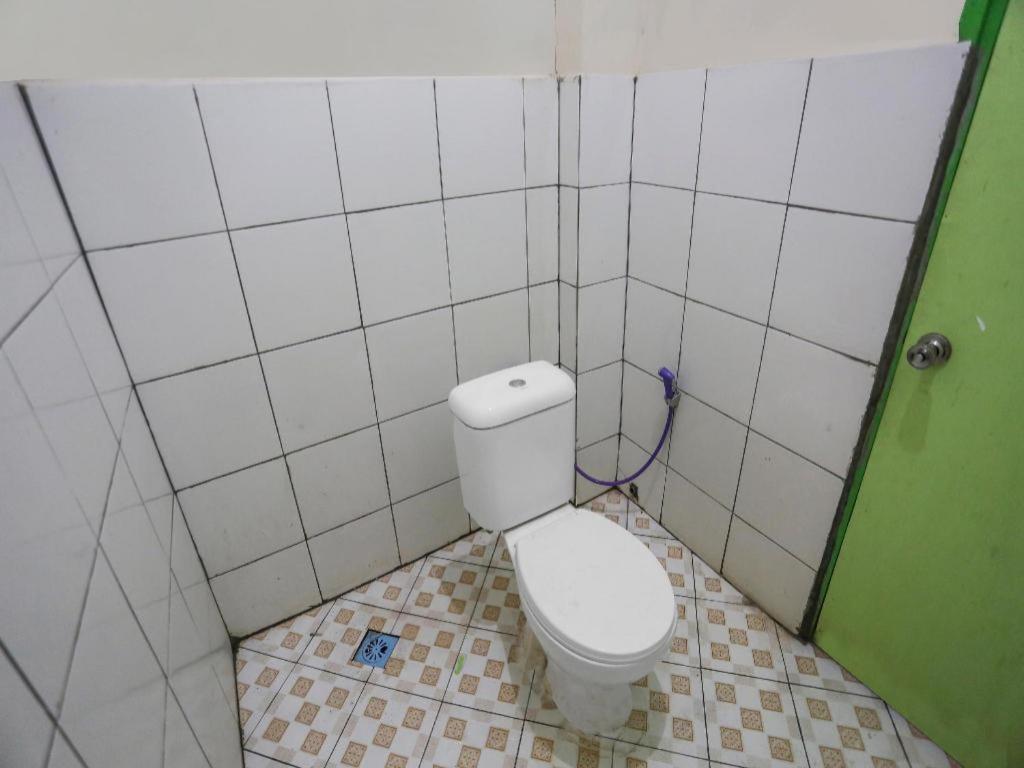 Oyo 90825 Hotel Lizha 2 Samarinda Kültér fotó